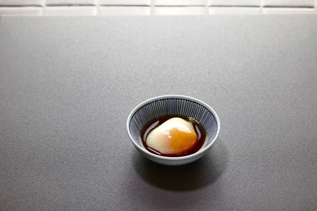 由上往下俯視照片，照片內為半熟蛋裝在日式小碗中