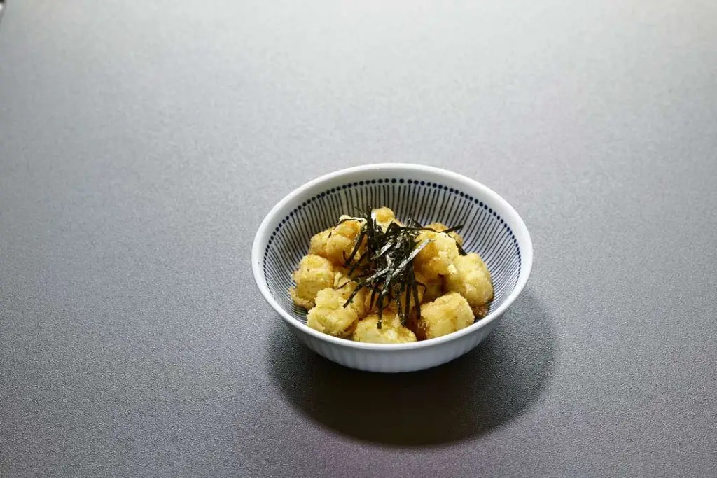 由上往下俯視照片，照片內為日式炸豆腐裝在日式小碗中