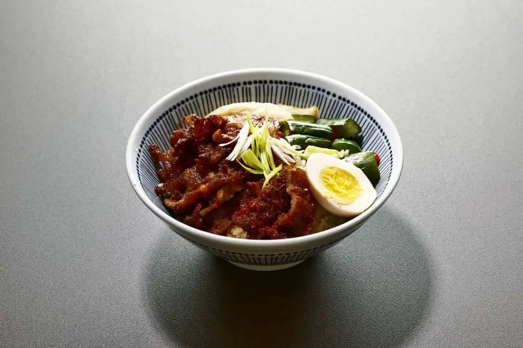 由上往下俯視照片，照片內為日式燒肉飯裝在日式小碗中
